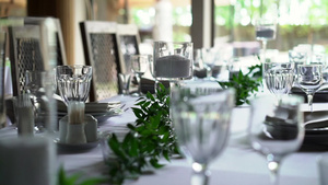餐桌装饰的宴席有餐具婚礼装饰品在宴会厅6秒视频