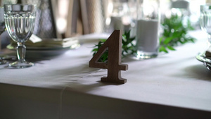 餐桌装饰的宴席有餐具婚礼装饰品在宴会厅7秒视频