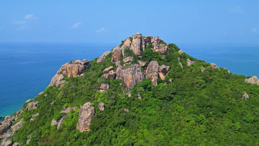 海南陵水黎族自治县虎岭尖岭高视角航拍蔚蓝色大海海岸线礁石沙滩与绿色山脉治愈系唯美风景视频