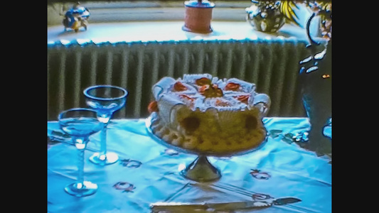 1968年统一王国结婚蛋糕放在桌上视频