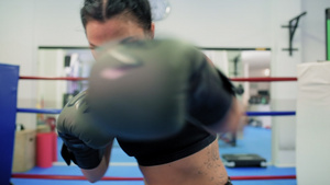 女子训练拳击22秒视频