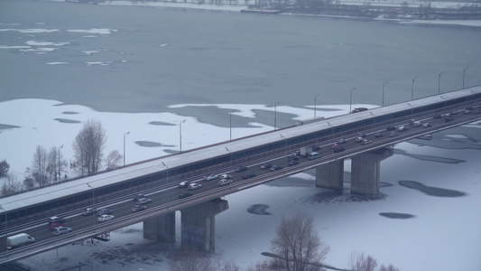 桥顶有汽车和火车的风景视频