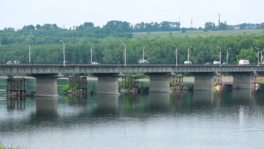 汽车经过的河流和桥梁城市交通与景观视频