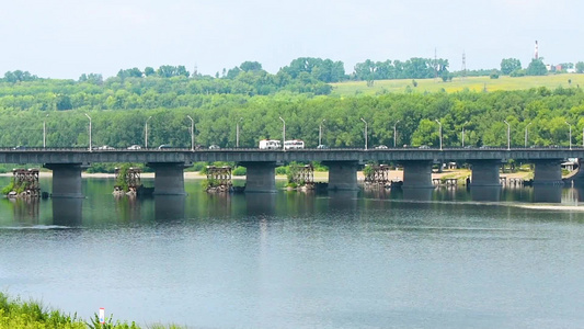 河流和车辆行驶的运输桥的视角视频