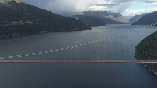 高高的哈当厄尔吊桥横跨哈当厄尔峡湾有过往的汽车在挪威视频