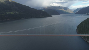 高高的哈当厄尔吊桥横跨哈当厄尔峡湾有过往的汽车在挪威23秒视频