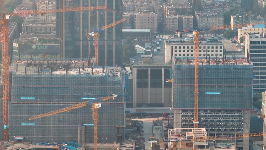 日出时的建筑施工现场视频