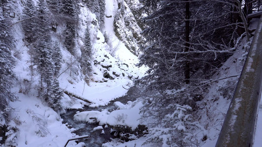 一条明亮的山河穿过一片雪峡谷视频