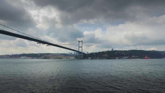 位于伊斯坦布尔的Bosporus桥下航行的船舶旅游视频