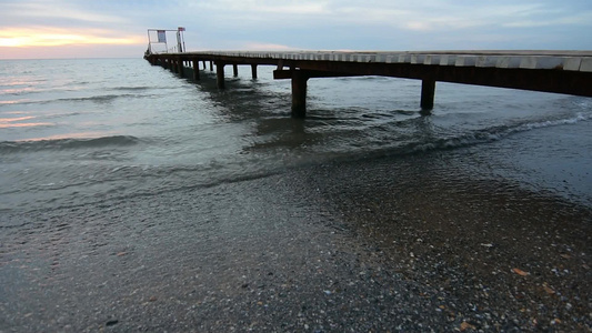 海浪和长长的码头延伸至远处视频