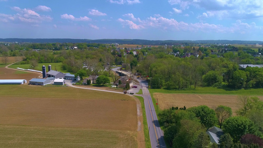 农田和一座桥的空中视野在一条溪流上被替换由一名阿米视频