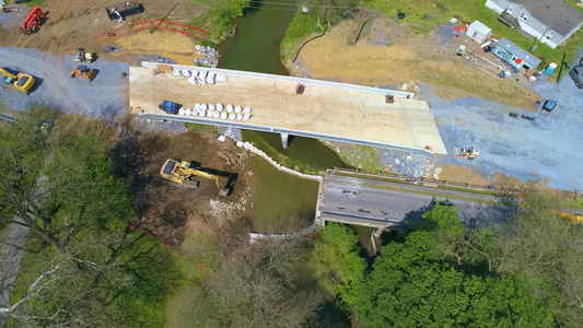 农田和一座桥在一条溪流上被重置的视频
