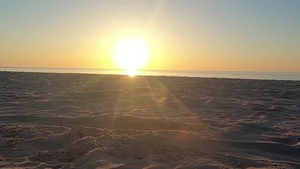 从地面上的海滩到海岸线的沙子附近的运动镜头在黎明时分61秒视频