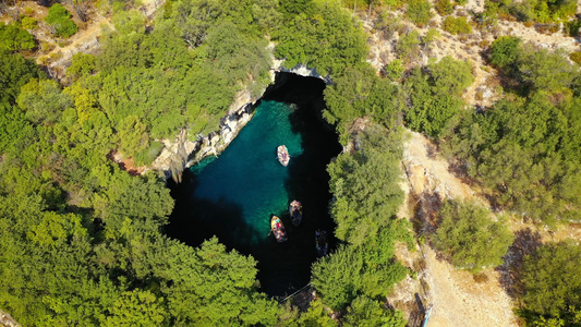 希腊卡拉沃米洛斯凯法利尼亚岛上著名的梅利萨尼湖在希腊视频