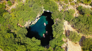 希腊卡拉沃米洛斯凯法利尼亚岛上著名的梅利萨尼湖10秒视频