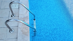 不不锈钢池梯子下沉到蓝水中29秒视频