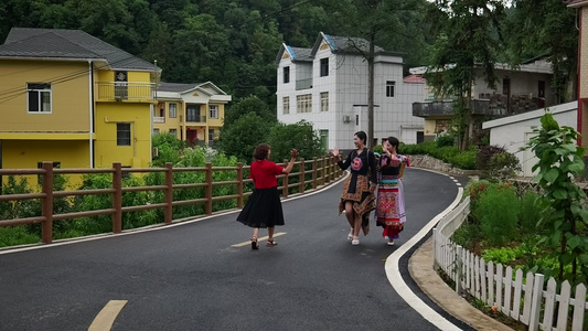 乡村的女子和谐美丽乡村生活升格镜头视频