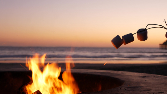 美国加利福尼亚州的篝火坑在海洋海滩上篝火在篝火上烤视频