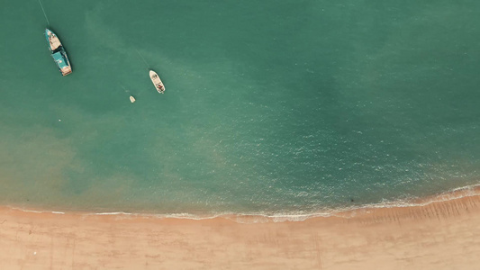 蓝色海洋大海游船沙滩礁石海浪航拍视频
