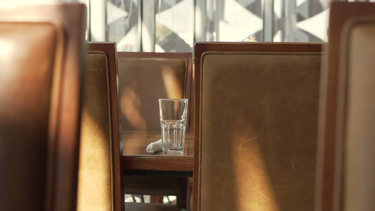 餐饮要素概念棕色皮椅和窗边的玻璃视频
