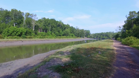 沿河拍摄的风景和稳定器视频