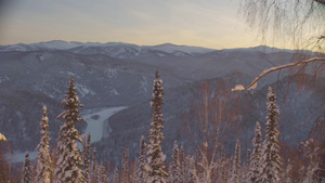 山中冬季森林的日落22秒视频