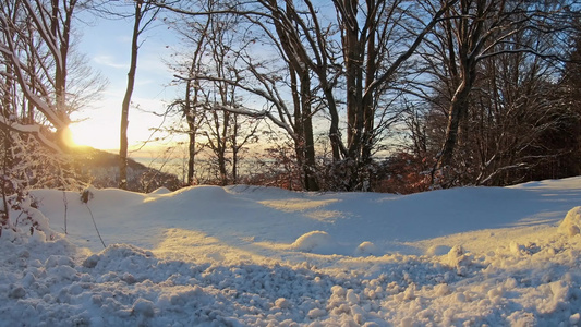 冬季风景与日落山丘视频