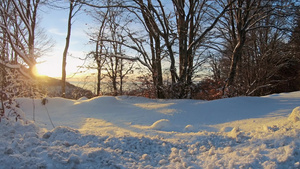 冬季风景与日落山丘19秒视频