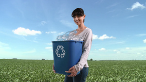 田野里的女人，带着装满塑料瓶的回收箱8秒视频
