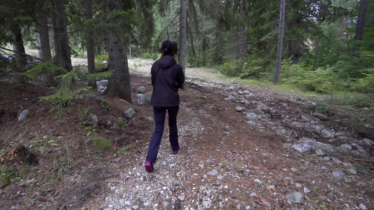 迷了路一个女人走在森林里慢动作视频
