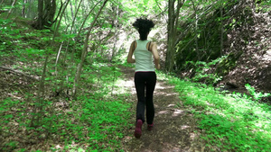 活跃的女性在森林春季活动为健康的身体锻炼背面视图30秒视频