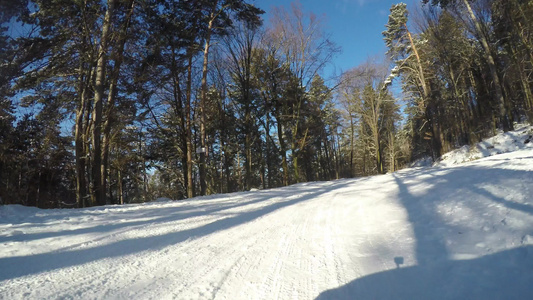 冬季在山路上行驶的汽车视频