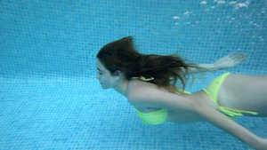 十几岁的女孩在水下游泳10秒视频