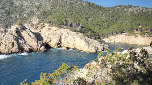 洋流在海面海岸的岩石上风景自然景观和美丽的热带海洋视频