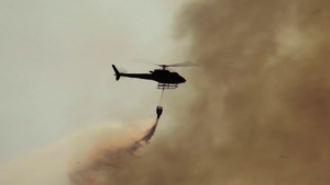 直升机在森林纵火时向森林浇水10秒视频