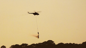 直升机在森林火灾时向森林浇水12秒视频