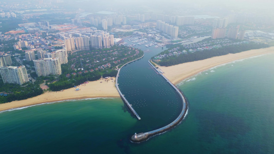 海南陵水黎族自治县清水湾自由灯塔高视角航拍城市游艇基地自贸港视频