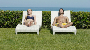 睡在太阳椅上的年轻夫妇14秒视频