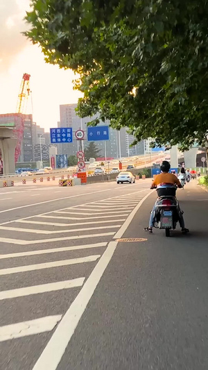 实拍上下班路上美女骑单车出行夕阳夕阳美景27秒视频