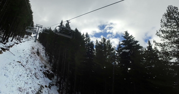 滑雪胜地的第一视角滑雪缆车升降机在山滑雪坡上吊人视频
