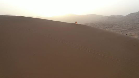 巴丹吉林沙漠人像航拍视频