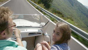驾驶敞篷车的年轻夫妇20秒视频