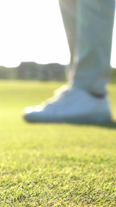 草坪上打高尔夫进洞特写高尔夫球视频