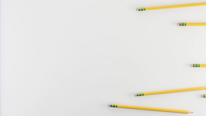 黄色铅笔和单根红色铅笔在白色背景上朝相反方向移动5秒视频