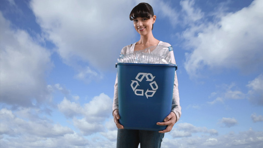 反对蓝天的妇女拿着塑料瓶回收箱视频