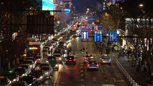 杭州夜晚繁华的街道视频