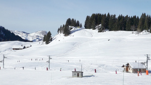 法国阿尔卑斯山拉克吕萨滑雪胜地的滑雪者31秒视频