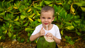 两年的男孩海滩上唱椰子汁10秒视频