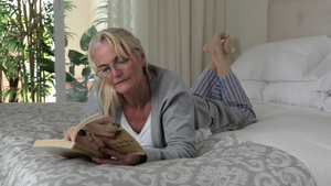 女人在床上看书30秒视频