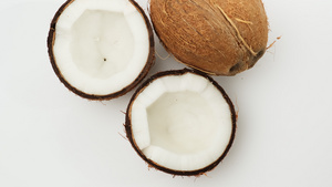 半熟的椰子在白色背景上水果会旋转14秒视频